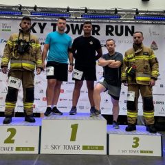 Sky Tower Run 2024. W biegu na szczyt wrocławskiego drapacza chmur uczestniczyli strażacy z gminy Gdów